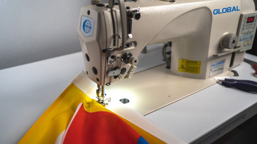 Machine à coudre dans l'atelier de couture chez Monsieur-des-Drapeaux