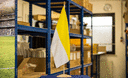 Église jaune blanche Grand drapeau de table 30 x 45 cm, bois