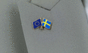 UE + Suède - Pin's drapeaux croisés