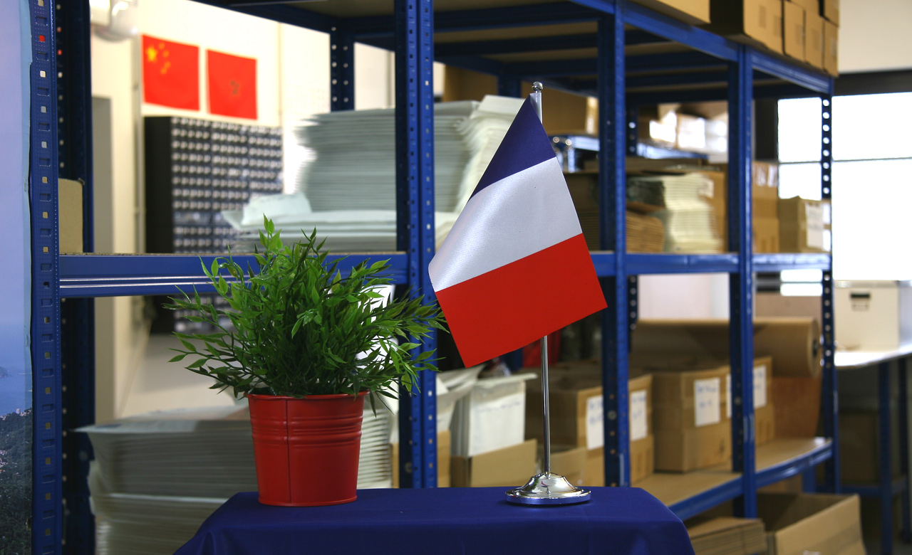 Drapeau De Table Libye Prestige AZ FLAG - 22x15 Cm, Satin, Avec Hampe 30cm Et Socle Métal - Décoration Bureau, Intérieur