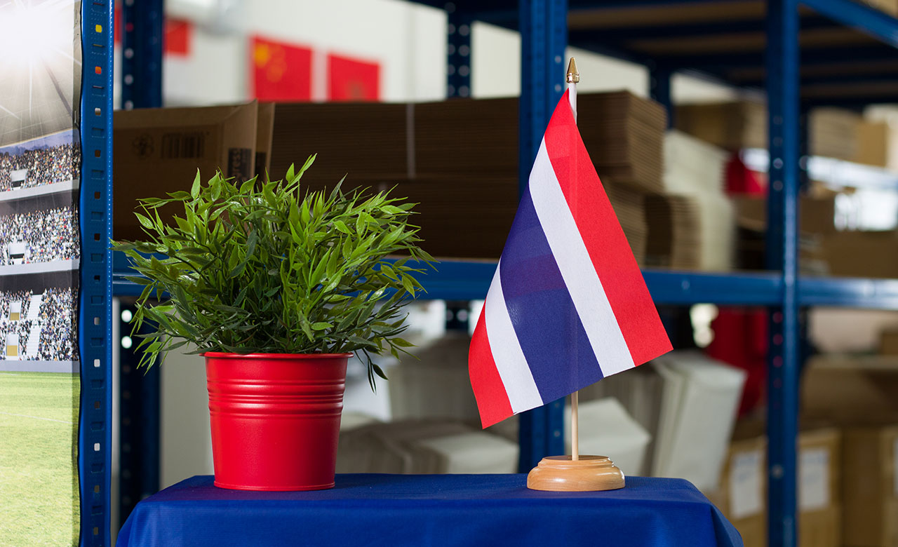 Drapeau De Table Thaïlande - 10 X 15 Cm - Socle Et Mât En Plastique Noir - Hauteur Totale 30 Cm - Pour Décoration Intérieure