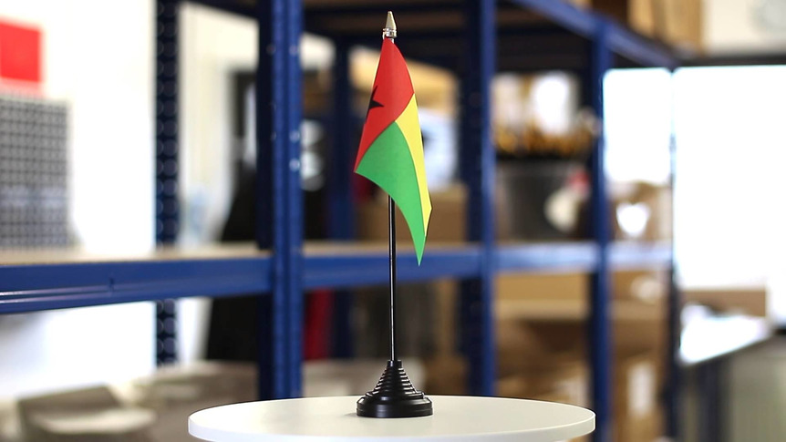 Guinée-Bissau - Mini drapeau de table 10 x 15 cm