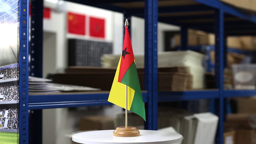 Guinée-Bissau - Drapeau de table 15 x 22 cm, bois