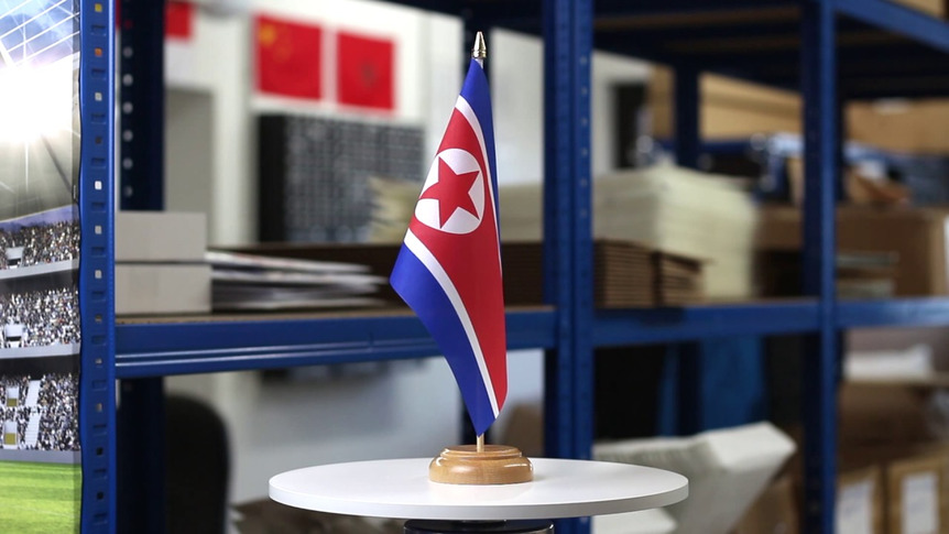 Nordkorea - Holz Tischflagge 15 x 22 cm