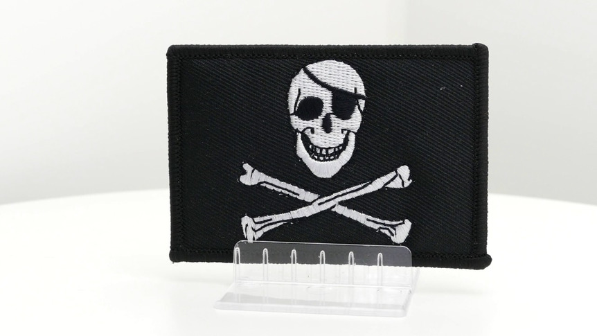 Pirat Skull and Bones - Aufnäher 6 x 8 cm