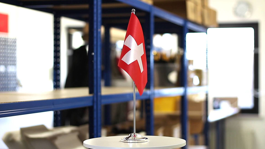 Schweiz - Satin Tischflagge 15 x 22 cm