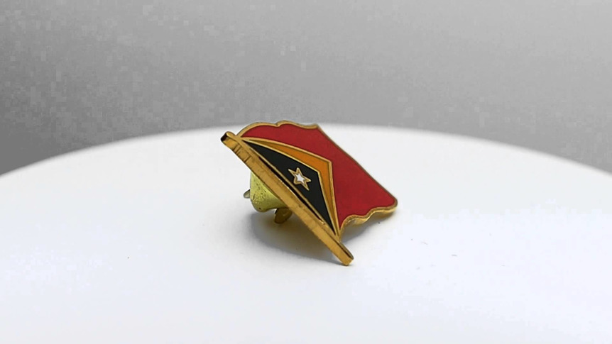Timor orièntale - Pin's drapeau 2 x 2 cm