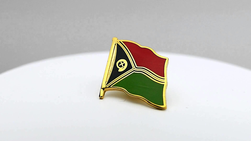 Vanuatu - Pin's drapeau 2 x 2 cm