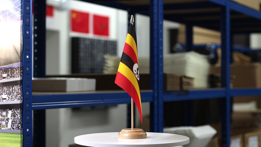 Uganda - Holz Tischflagge 15 x 22 cm