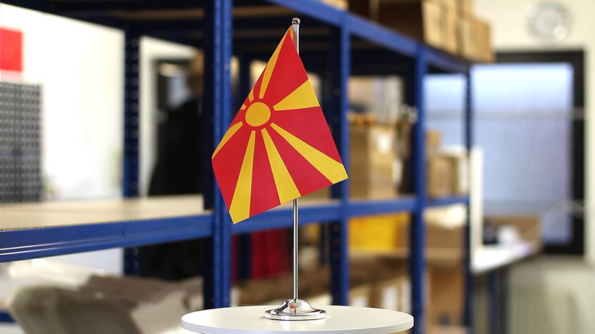 Mazedonien - Satin Tischflagge 15 x 22 cm
