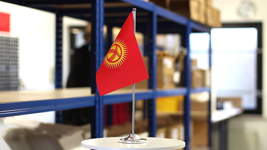 Kirgisistan - Satin Tischflagge 15 x 22 cm