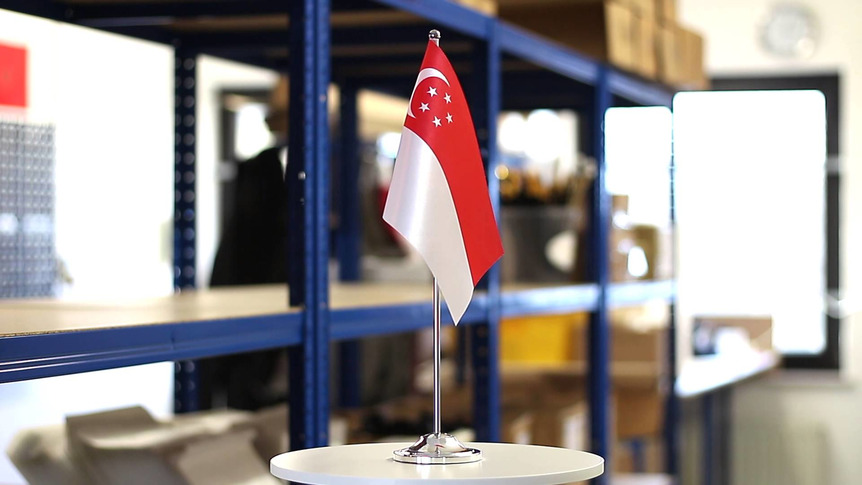 Singapur - Satin Tischflagge 15 x 22 cm