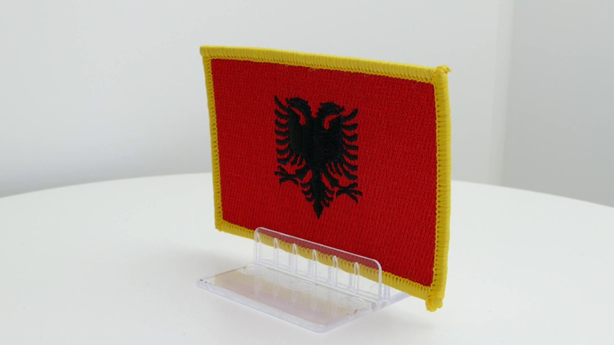 Albanie - Écusson 6 x 8 cm