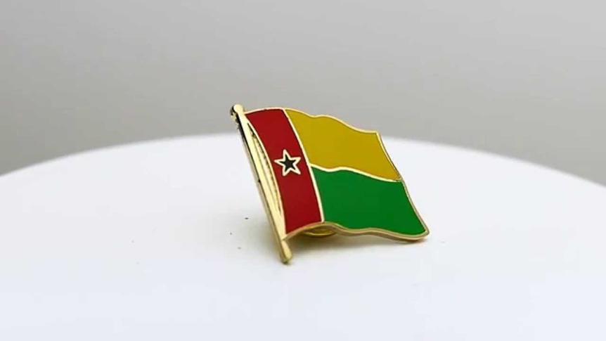 Guinée-Bissau - Pin's drapeau 2 x 2 cm