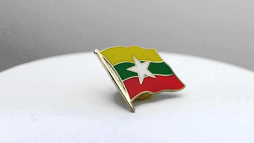Birmanie - Pin's drapeau 2 x 2 cm