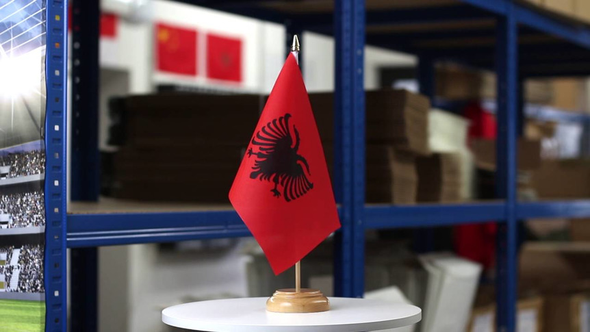 Albanien - Holz Tischflagge 15 x 22 cm