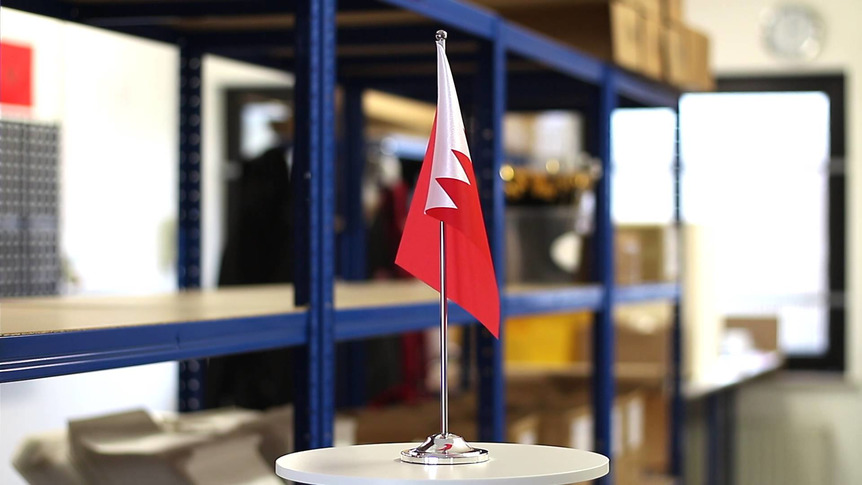 Bahrain - Satin Tischflagge 15 x 22 cm