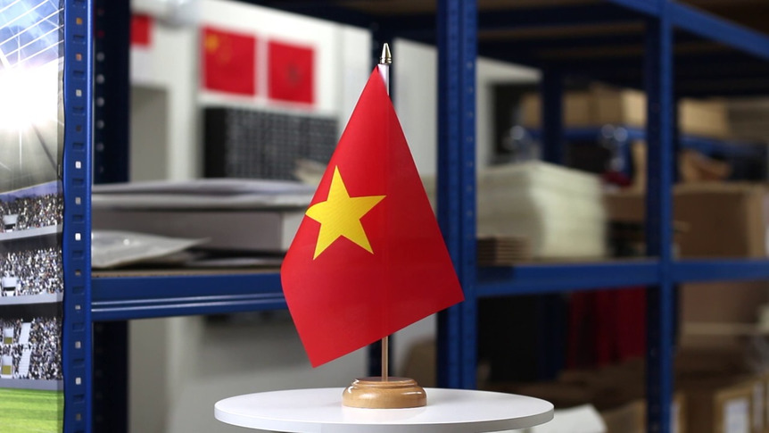 Vietnam - Holz Tischflagge 15 x 22 cm